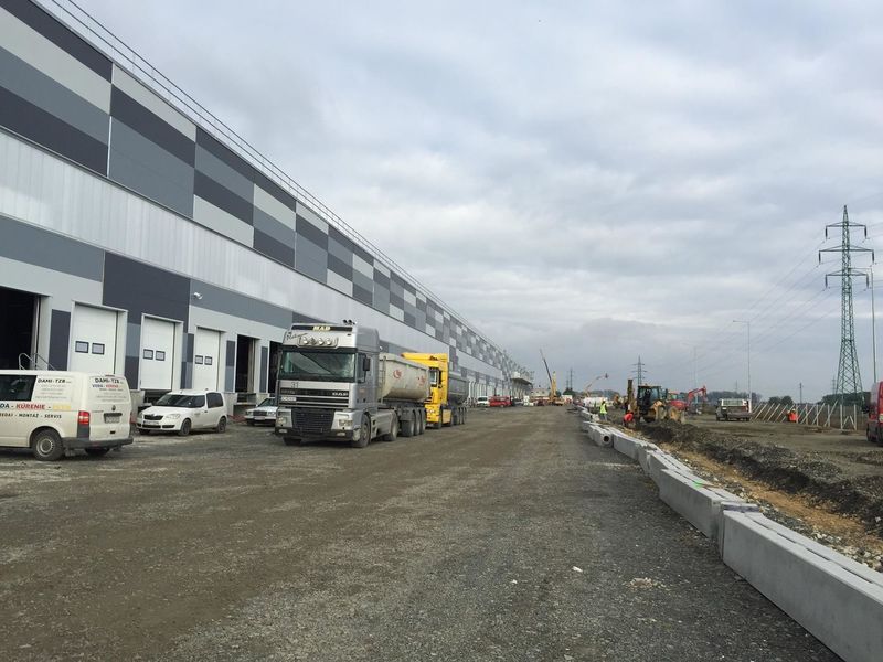 Štrbinové žľaby na stavbe Logistické Centrum LIDL v Seredi | Referencie | RCM Trade Prešov | Úpravy exteriérov a stavebníctvo